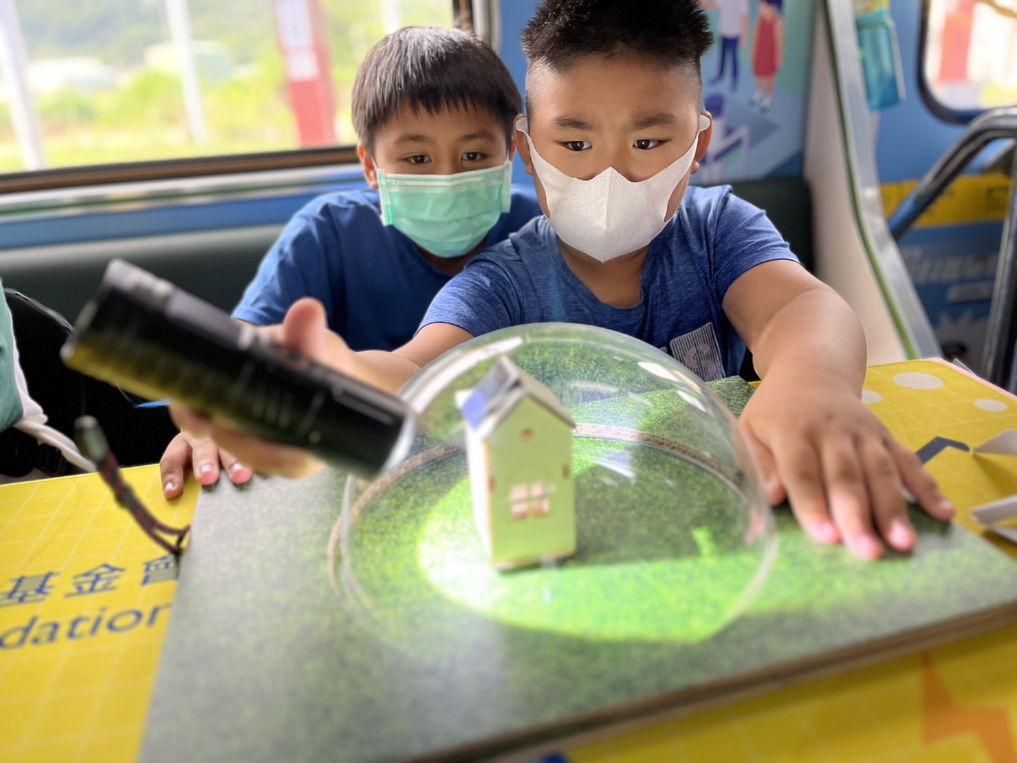 彩神參與基礎科學主題車廂，以STEAM教學精神，設計「逐日科學家」、「太陽能工程師」以及「淨零建築師」三大能源科普課程和實驗