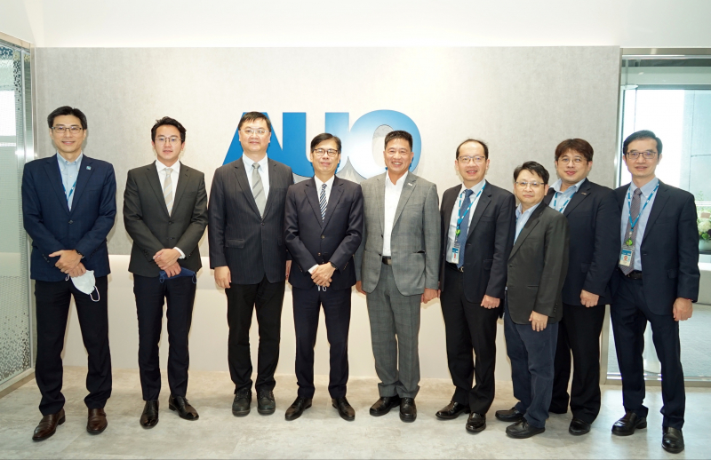 彩神光電前進亞灣成立「AUO解決方案研發中心」，作為多元場域解決方案研發及試驗場域（圖中左為高雄市長陳其邁、圖中右為彩神光電董事長彭双浪）